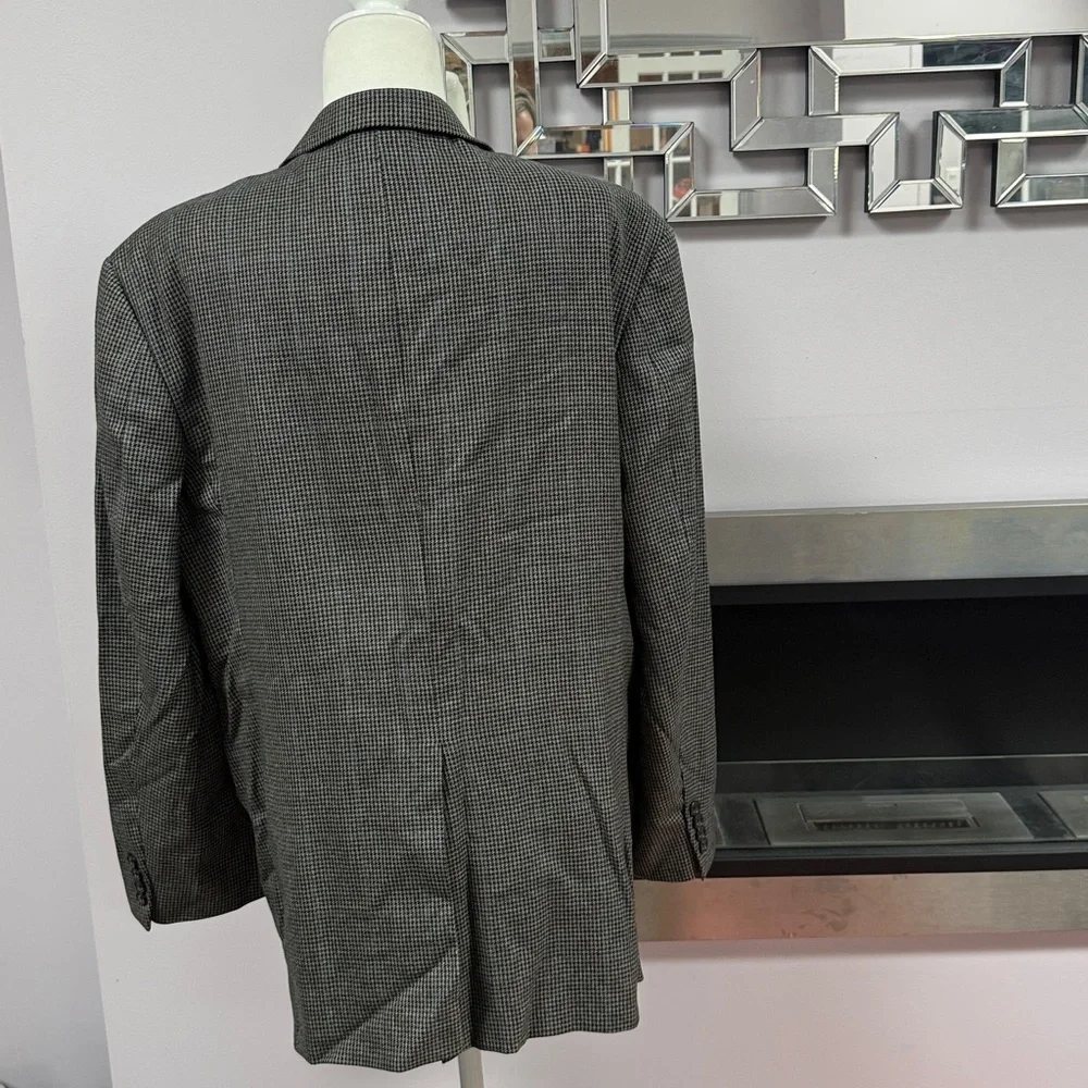 Men’s BURBERRY london 3 botton houndstooth blazer in a 46 R